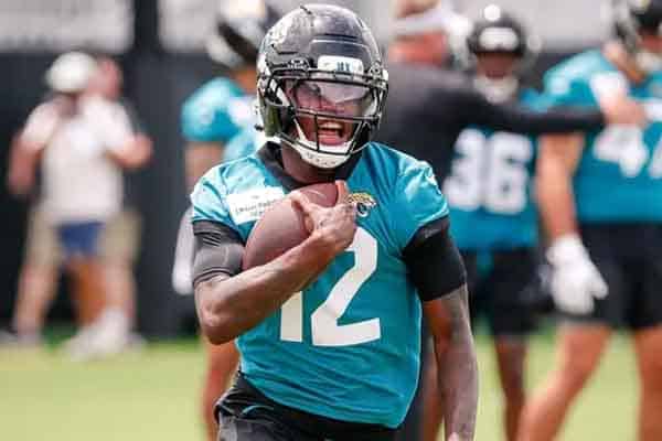Travis Hunter running with the football during practice with the Jacksonville Jaguars