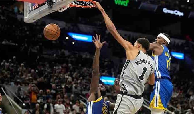 Victor Wembanyama dunks